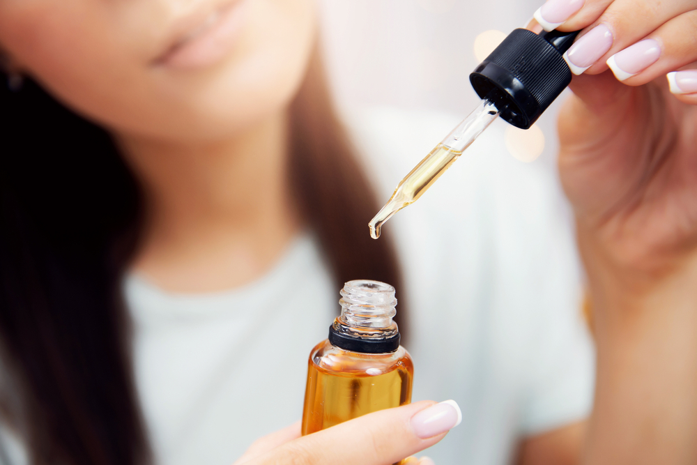Pellicules sèches : les causes et solutions
