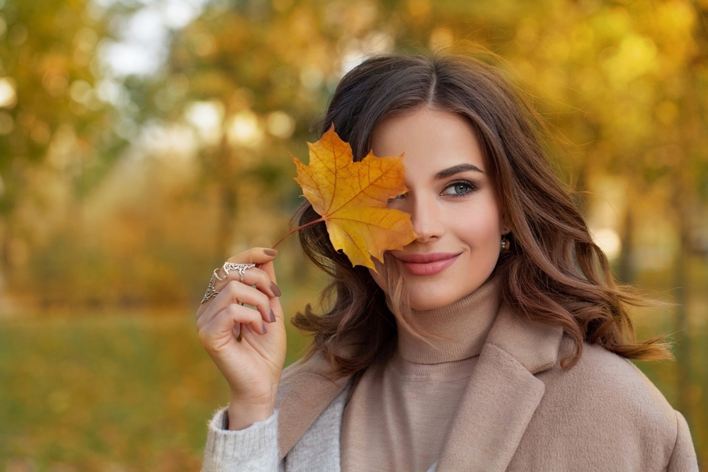 Chute de cheveux en automne : causes et solutions