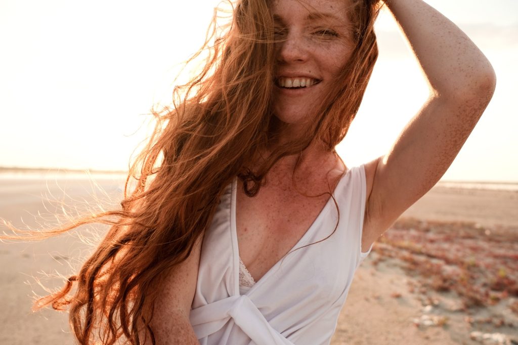 Une femme avec de longs cheveux