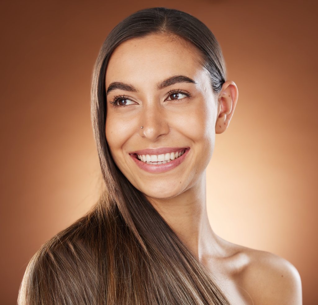 Cheveux, beauté et soins de la peau avec une femme pour le naturel ou la kératine