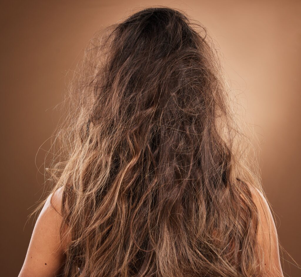 Une femme avec des cheveux frisés
