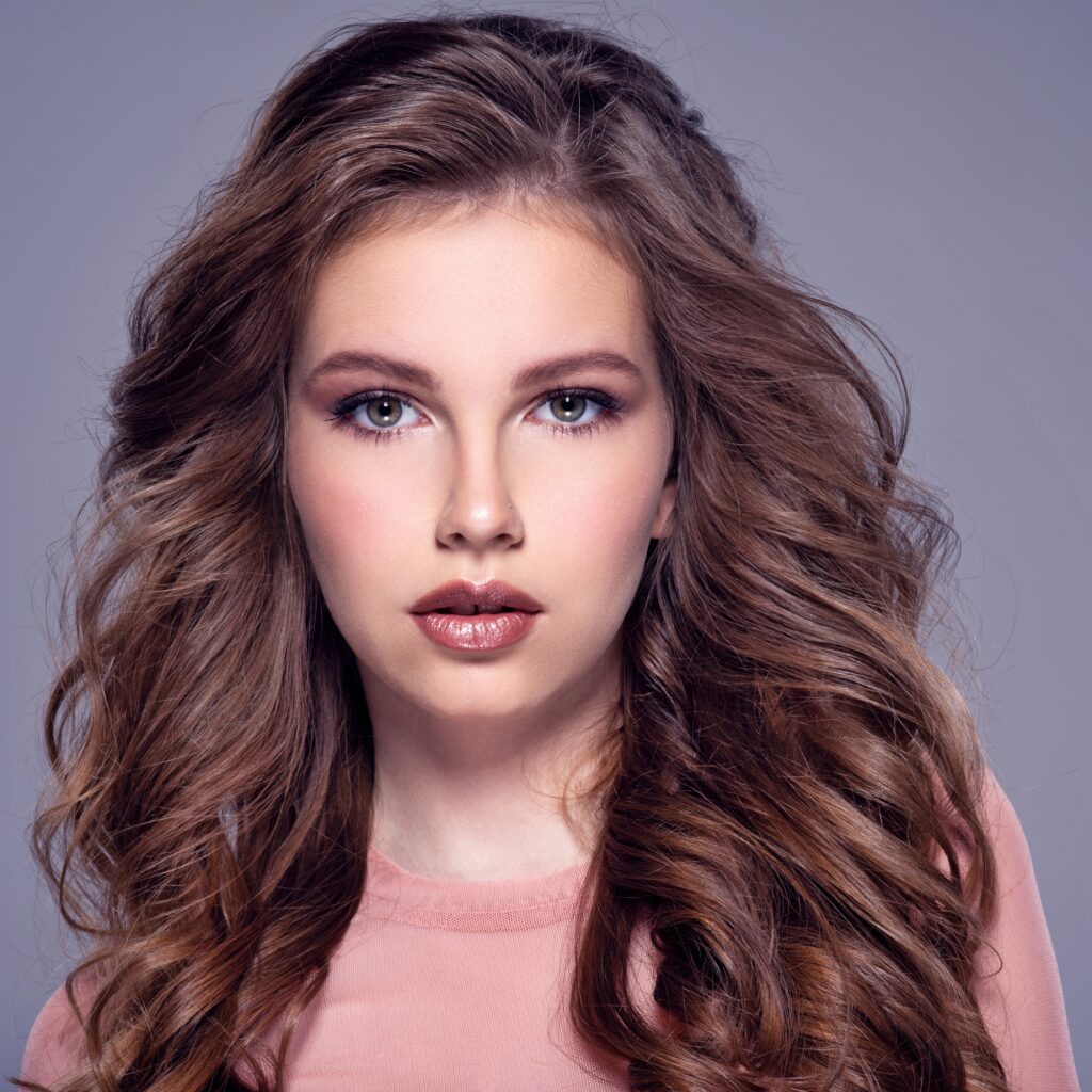 Une belle femme avec des cheveux ondulés et châtains