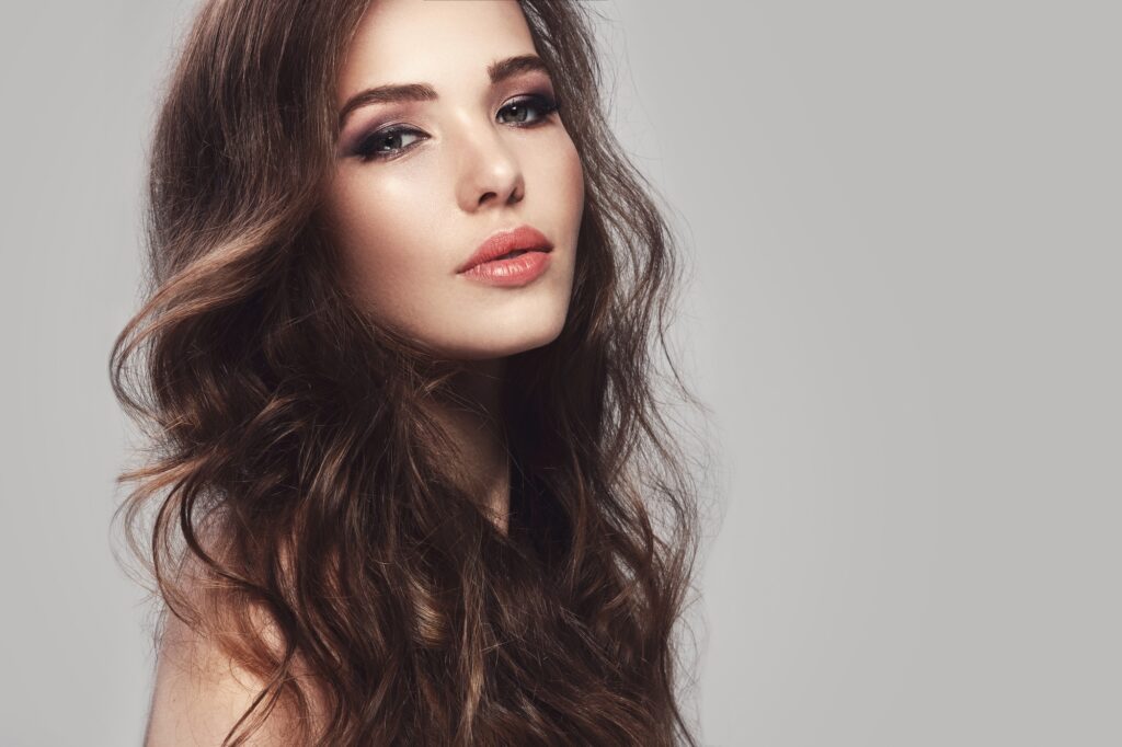 Une femme avec de beaux cheveux ondulés