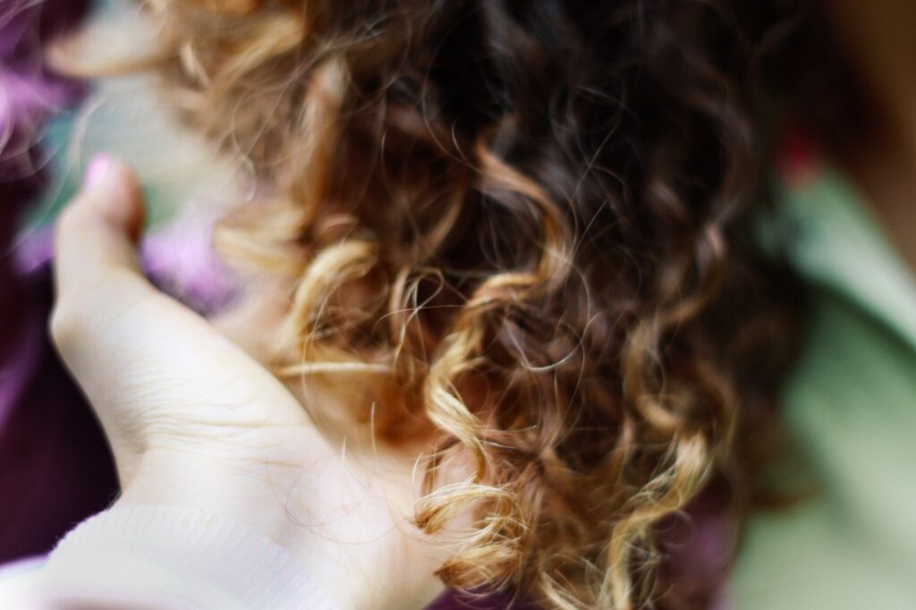 close up cheveux bouclés