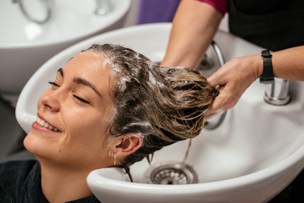 Femme ayant les cheveux lavés dans un salon
