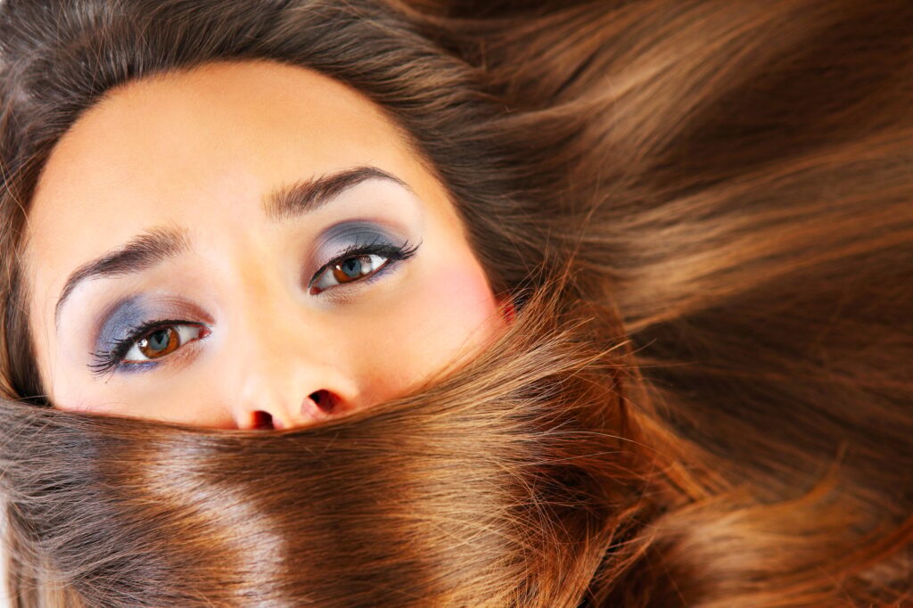 Une femme avec de beaux cheveux en bonne santé