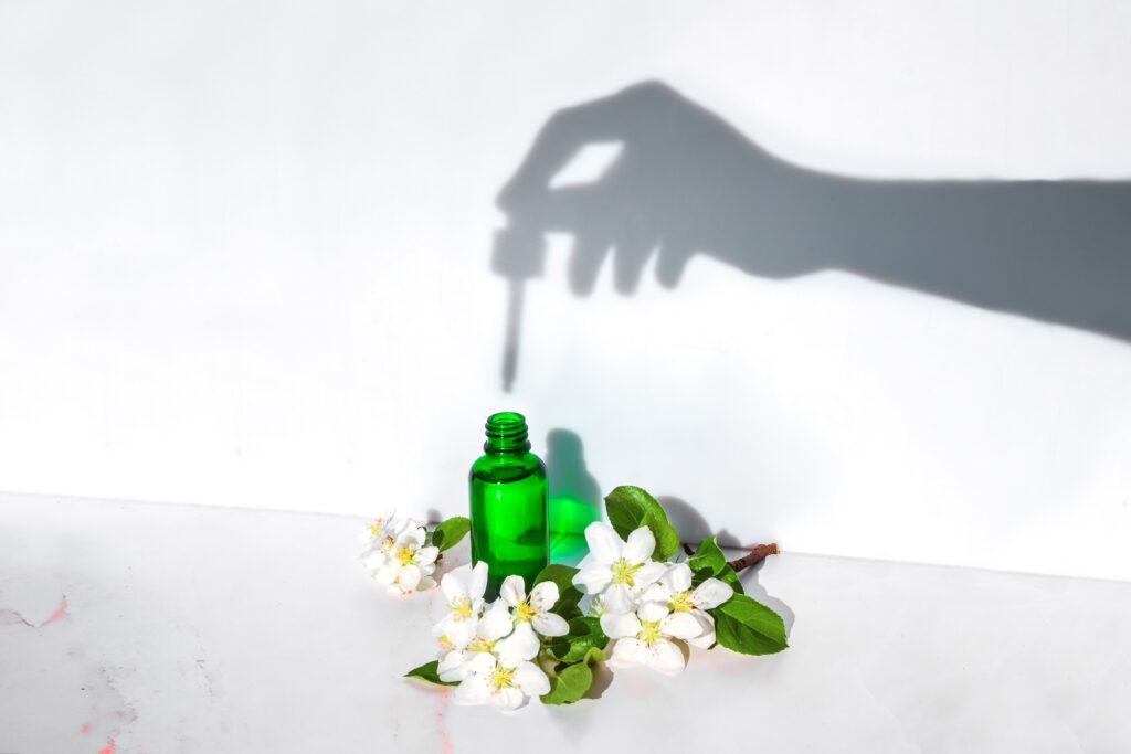 Sérum cosmétique naturel, extraits et huiles pour les soins de la peau et des cheveux dans un flacon avec pipette.