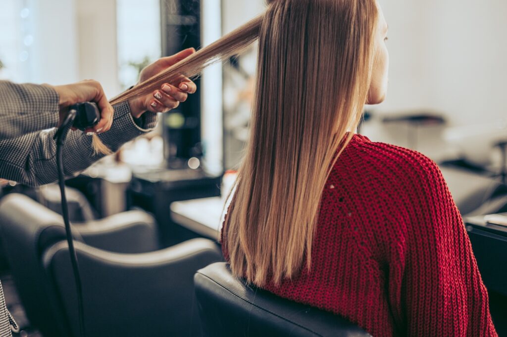 adulte, coiffeur, esthéticienne, belle, beauté, marron, caucasien, client, visage, mode, femelle, fille, glamour, cheveux, soins capillaires, coiffeur, coiffure, coiffure, coiffure, en bonne santé, à l'intérieur, style de vie, long, luxe, modèle,