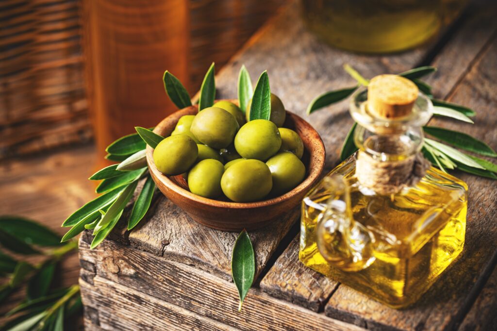 Image d'olives et d'huile d'olive dans un style rustique, nature morte