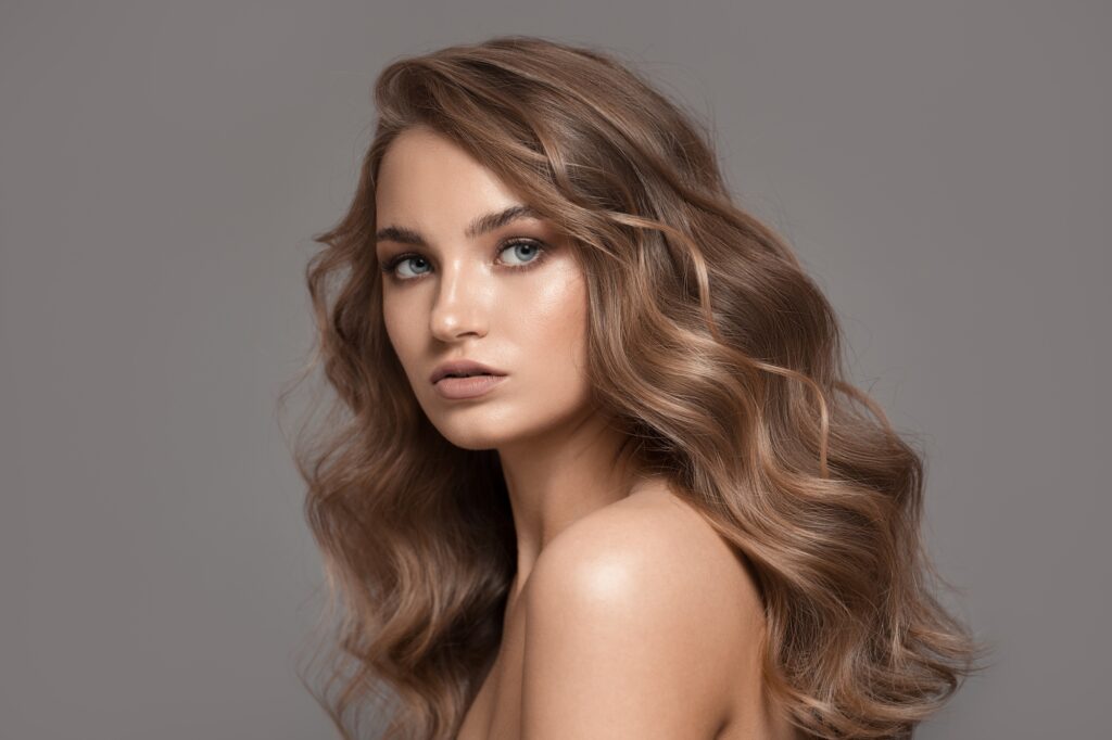 Une femme avec des cheveux volumineux