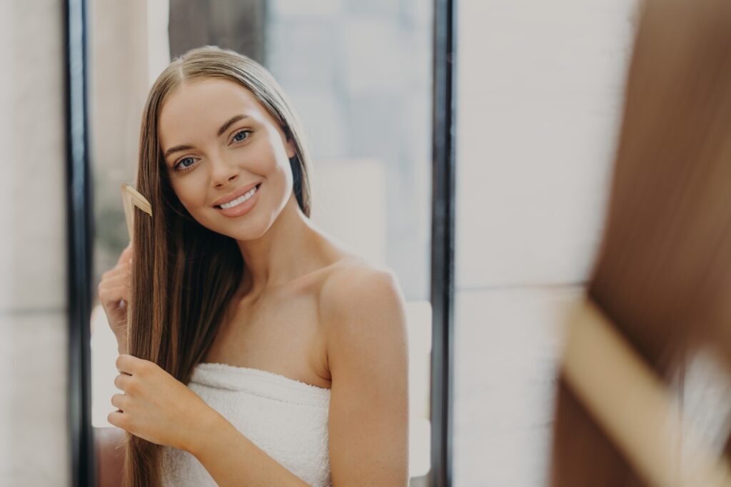 Une femme avec des cheveux raides