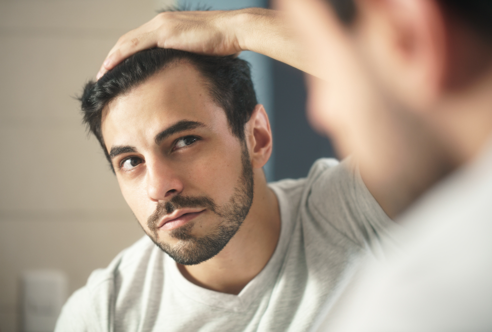 Cheveux homme : les causes d'une perte de densité ?