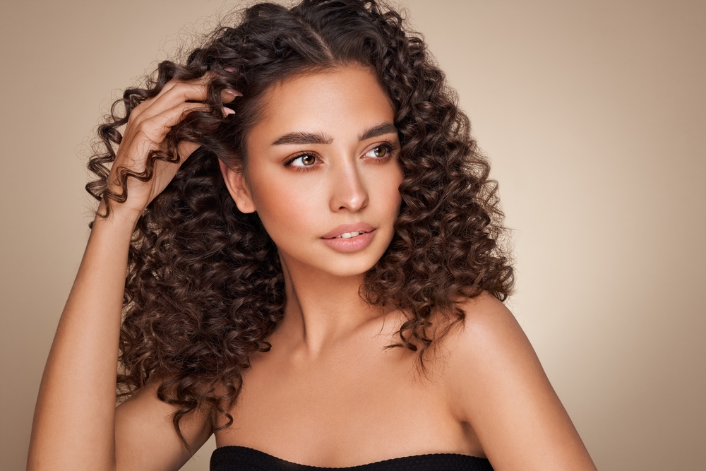 Comment donner du volume à ses cheveux bouclés ?
