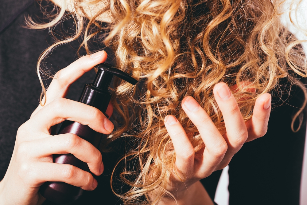 Comment bien hydrater des cheveux bouclés ?
