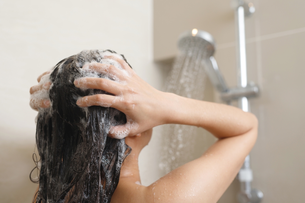 Quel shampooing pour cheveux gras et colorés ?