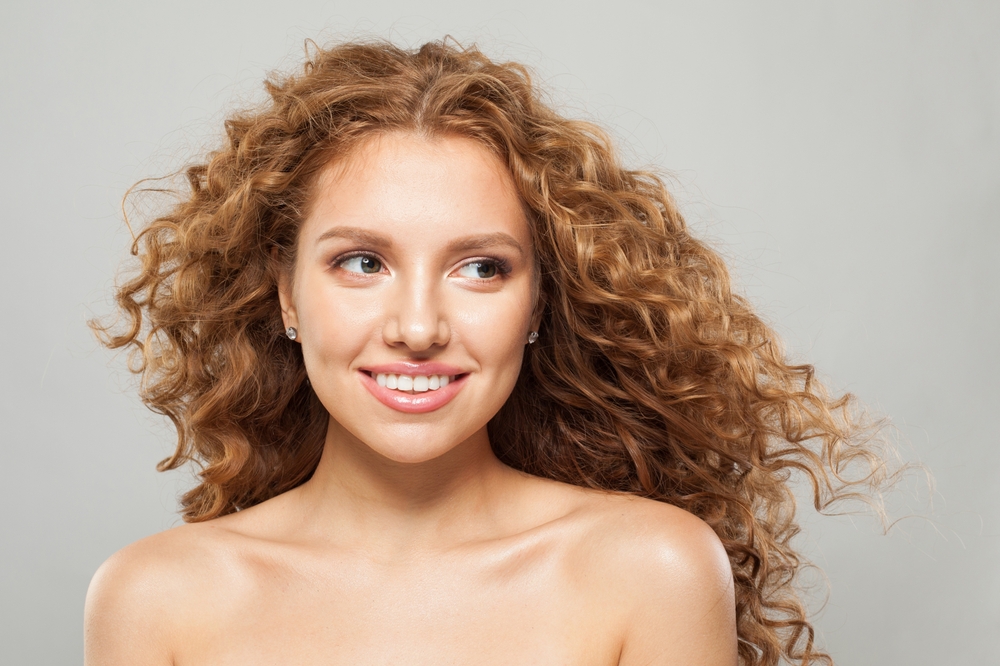 Poudre capillaire : comment bien l'utiliser pour donner du volume ?