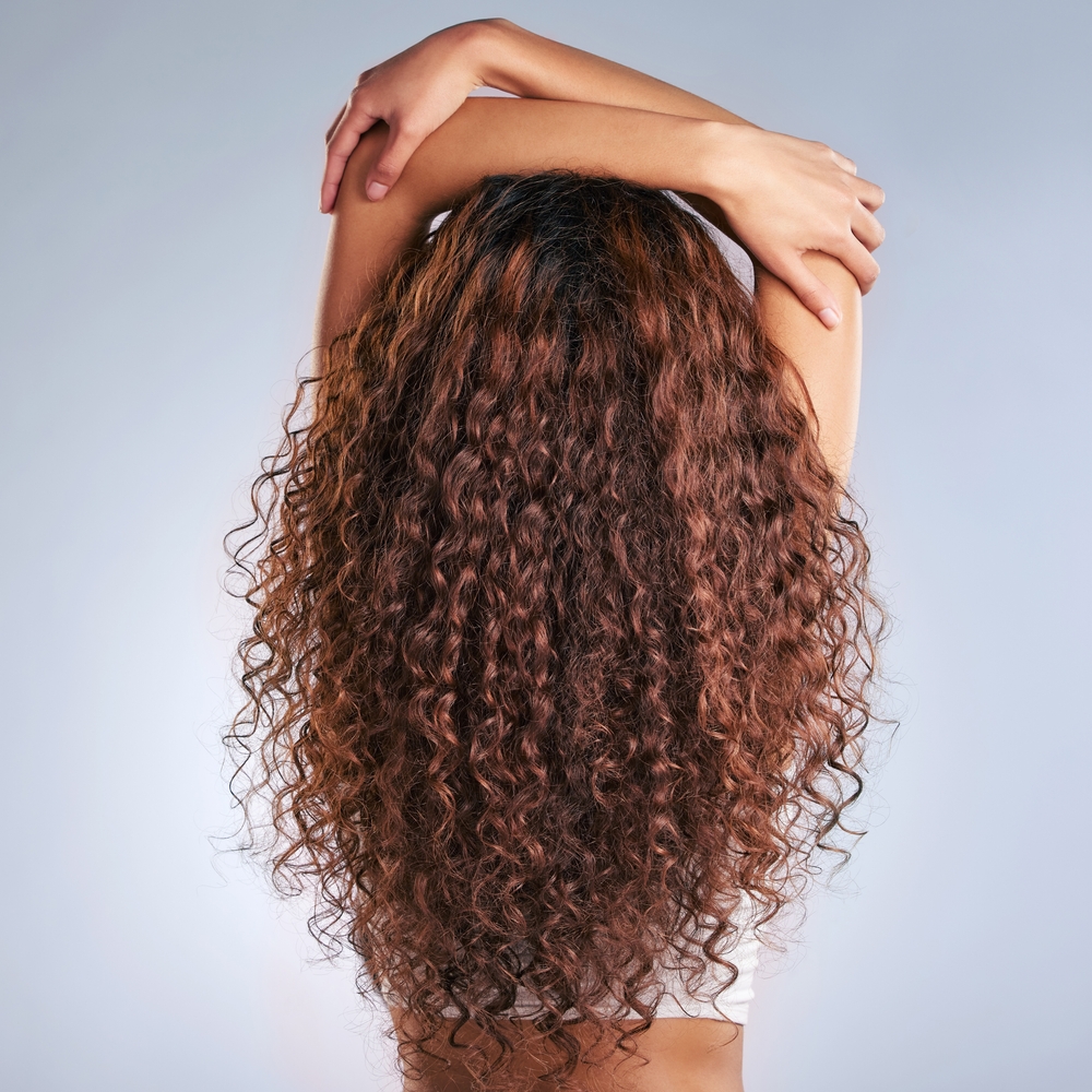 À quelle vitesse poussent les cheveux bouclés ?