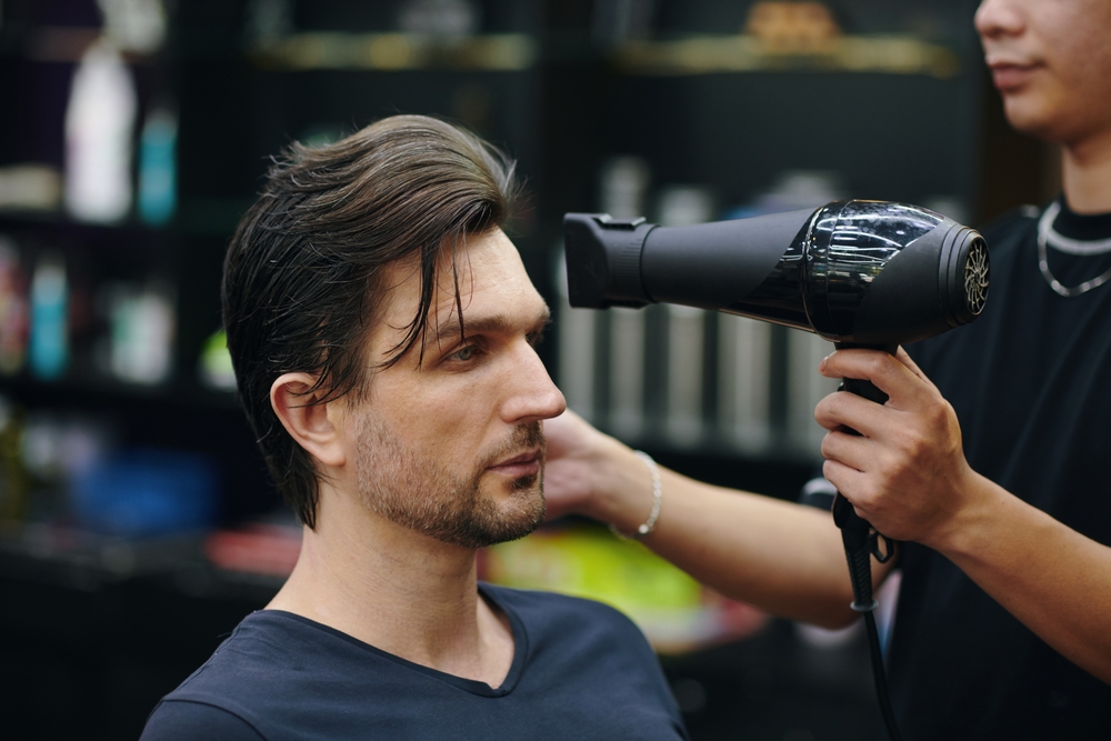 Comment donner du volume aux cheveux raides des hommes ?