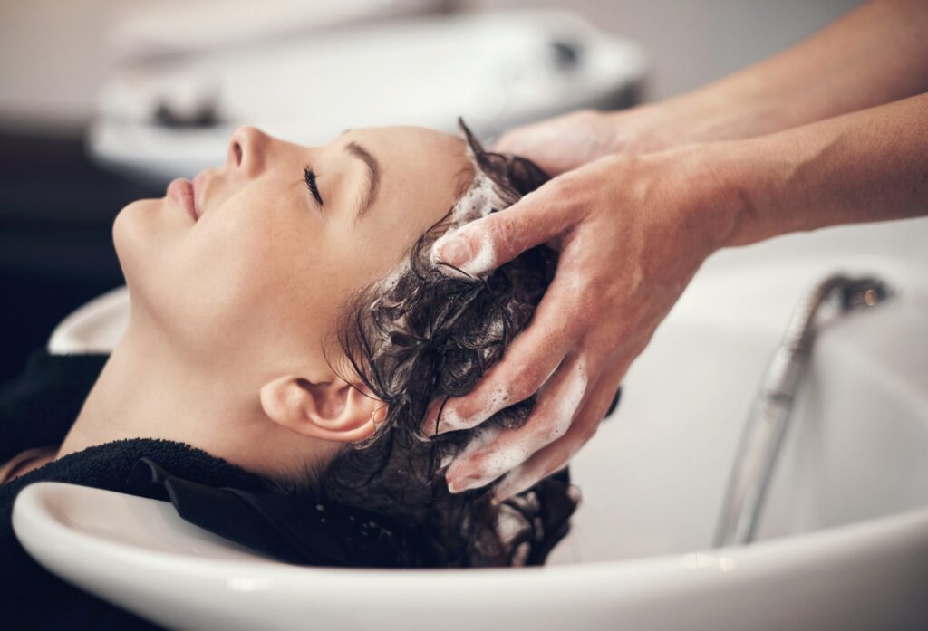 Une femme dont les cheveux sont lavés