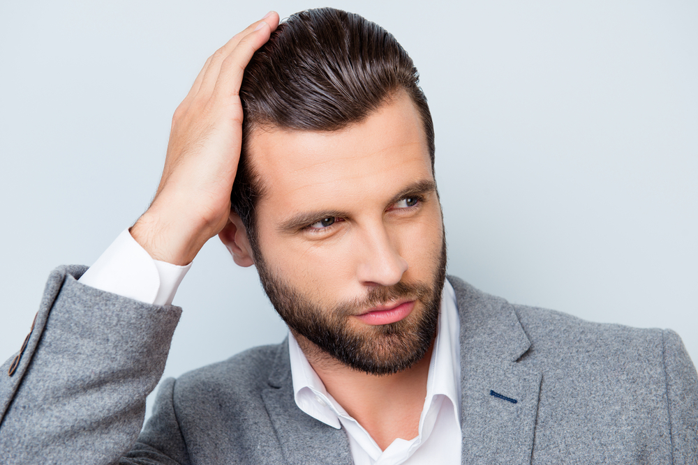 Cheveux fins chez l'homme : caractéristiques et solutions