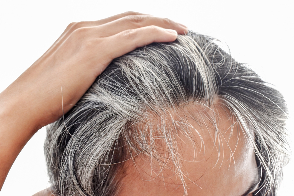 Les cheveux blancs peuvent-ils redevenir noirs ?