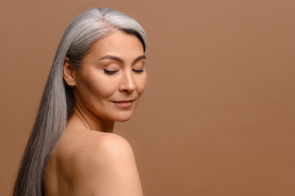 Cheveux blancs chez la femme : nos conseils pour les assumer ou les camoufler