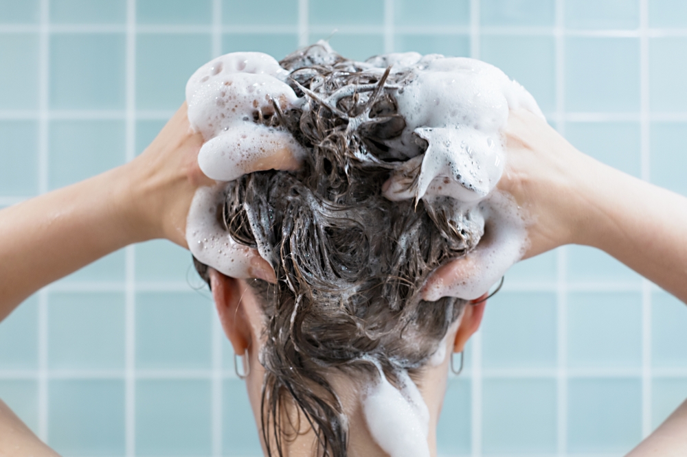 Comment bien se laver les cheveux ?