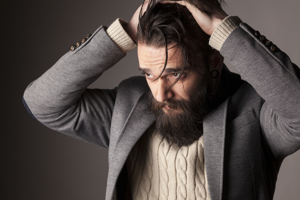 Comment savoir si les cheveux longs vont à un homme ?